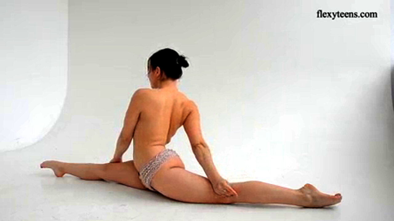 Collibrina nude yoga